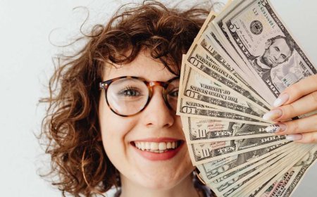 Play to Win with Smart Moves in a Colour Trading Game