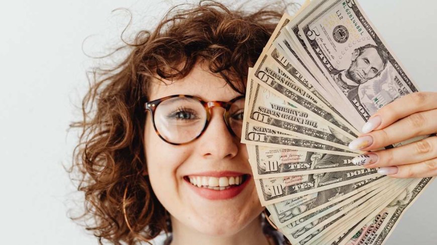 Play to Win with Smart Moves in a Colour Trading Game