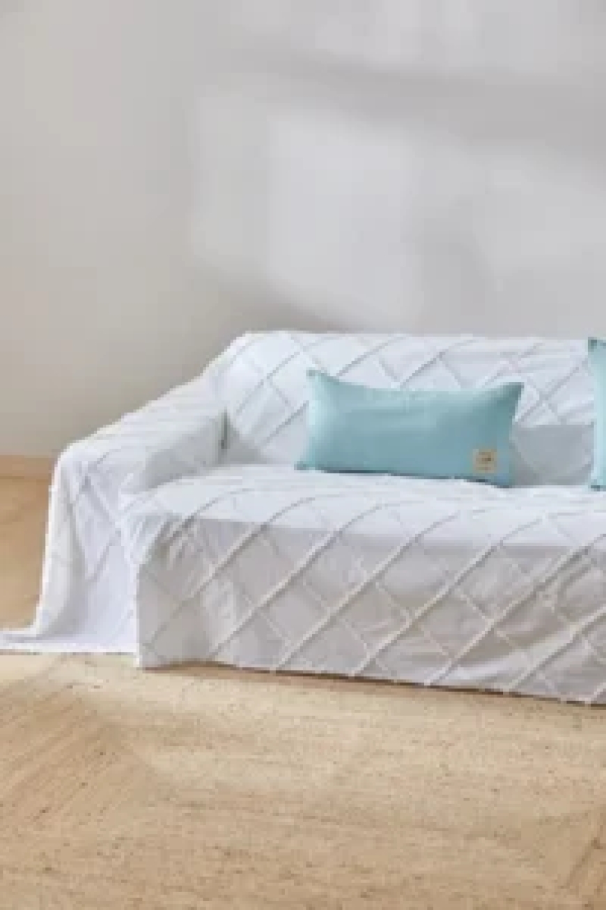 Cómo proteger sofás de manchas: Guía práctica para mantener tus muebles impecables